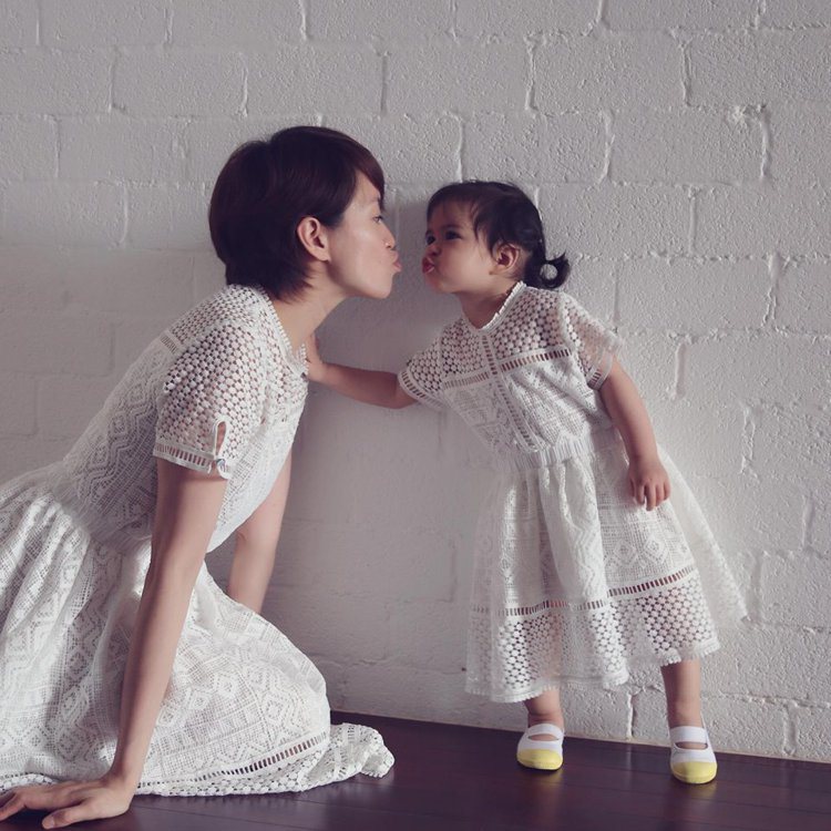 梁詠琪近日在社群網站上 po 出與女兒 Sofia 穿母女裝的照片。圖／擷取自梁詠琪臉書