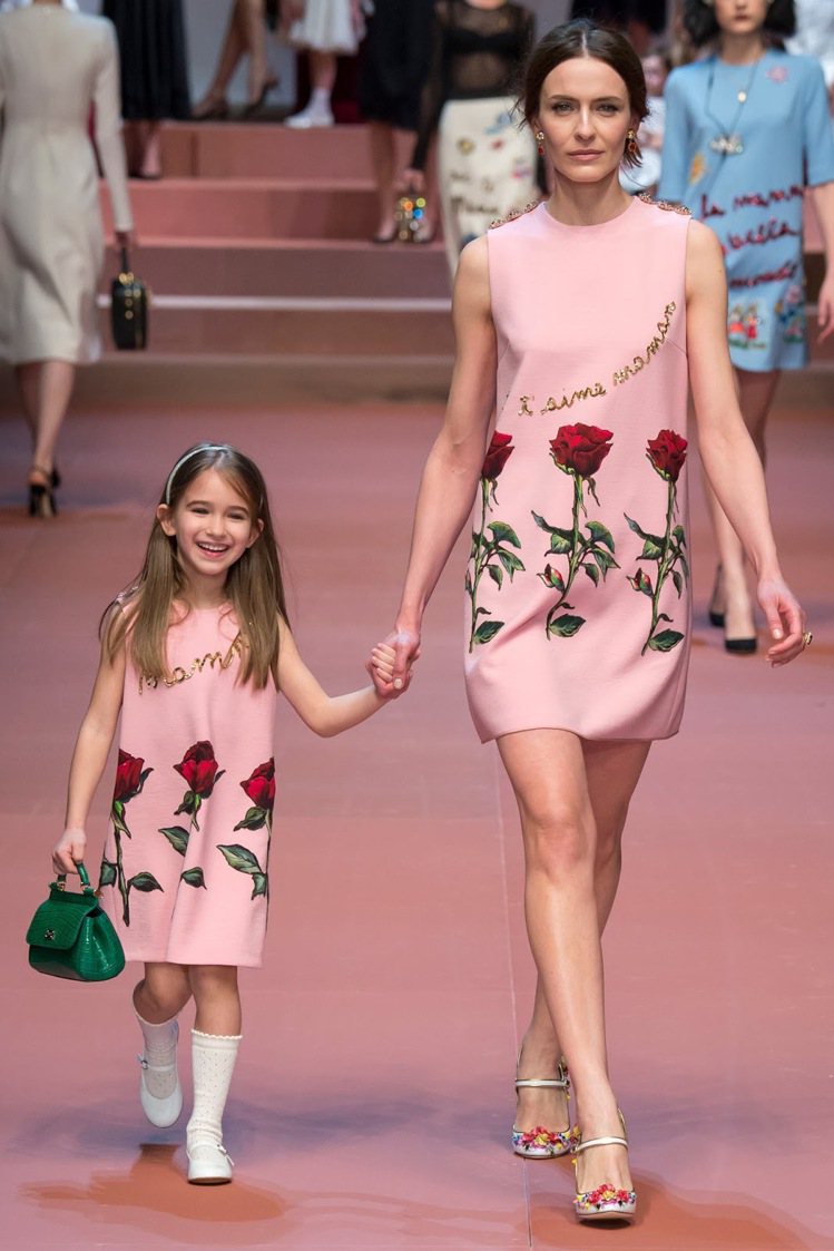 前幾季 Dolce & Gabbana 在成衣系列也展示過溫馨的母女裝，而且是真的請模特兒媽咪帶自己的女兒走上時尚秀台。圖／擷取自charmposh.com