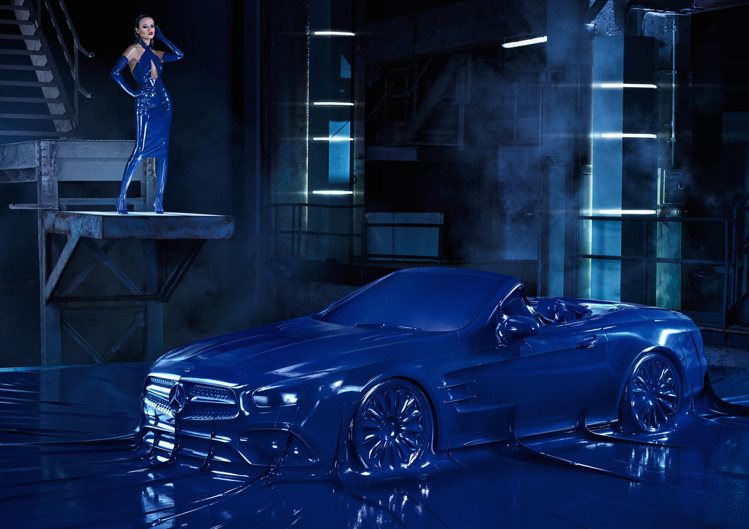 Mercedes-Benz 2016秋冬時尚形象廣告The new SL與超模Natasha Poly攜手性感演繹。圖／Mercedes-Benz提供