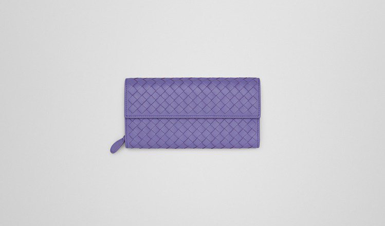 薰衣紫編織小羊皮女士長夾，28,000元。圖／Bottega  Veneta  提供