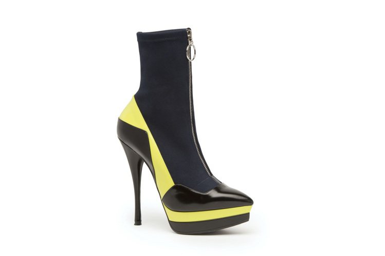 Versace亮黃皮革拼接布面短靴，價格未定。圖／VERSACE提供