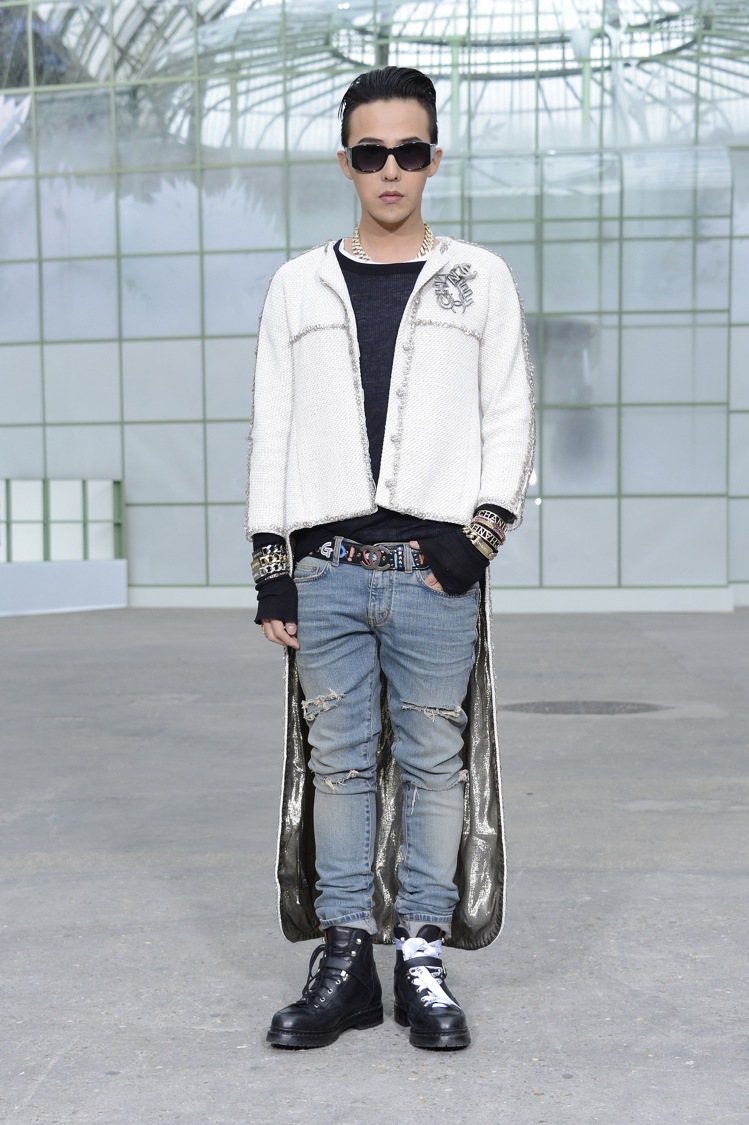 斜紋軟呢外套是 CHANEL 的經典，GD 用它來與牛仔褲結合，穿出年輕潮味，也讓更多他的粉絲感受這個經典單品的百搭魅力。圖／香奈兒提供