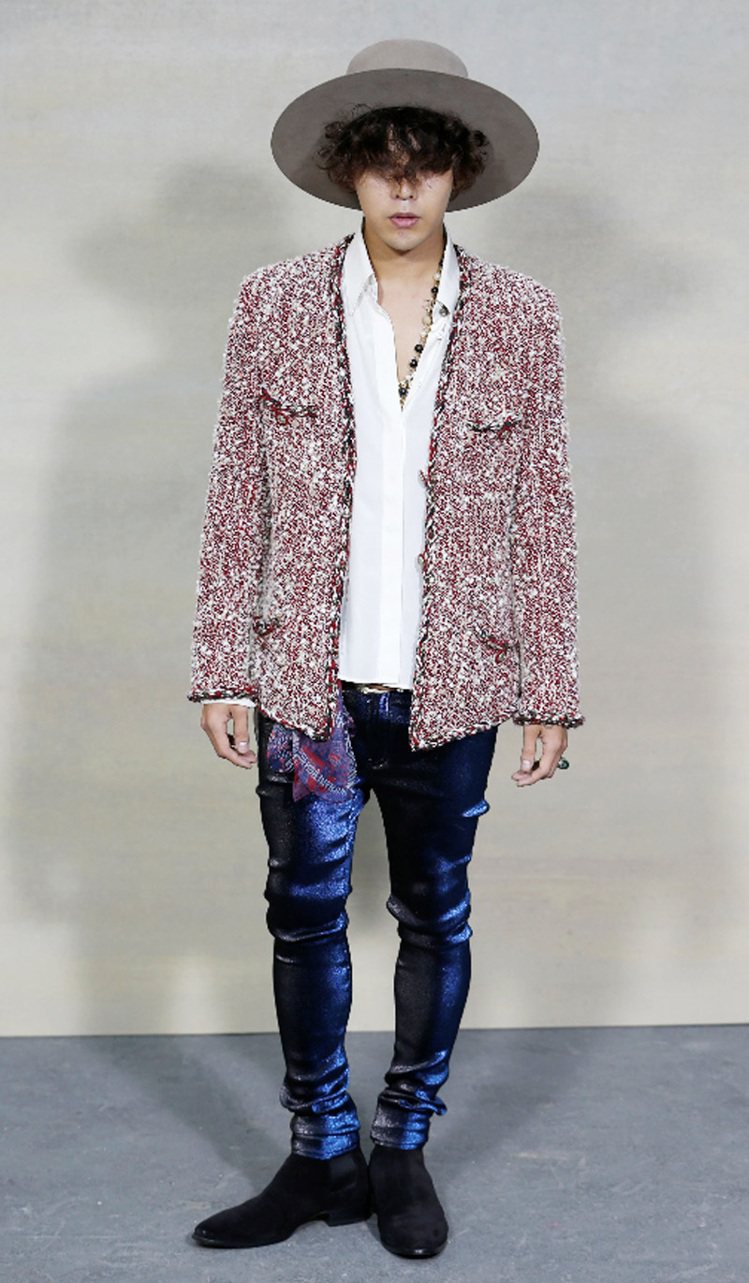 斜紋軟呢外套是 CHANEL 的經典，GD 用它來與牛仔褲結合，穿出年輕潮味，也讓更多他的粉絲感受這個經典單品的百搭魅力。圖／路透