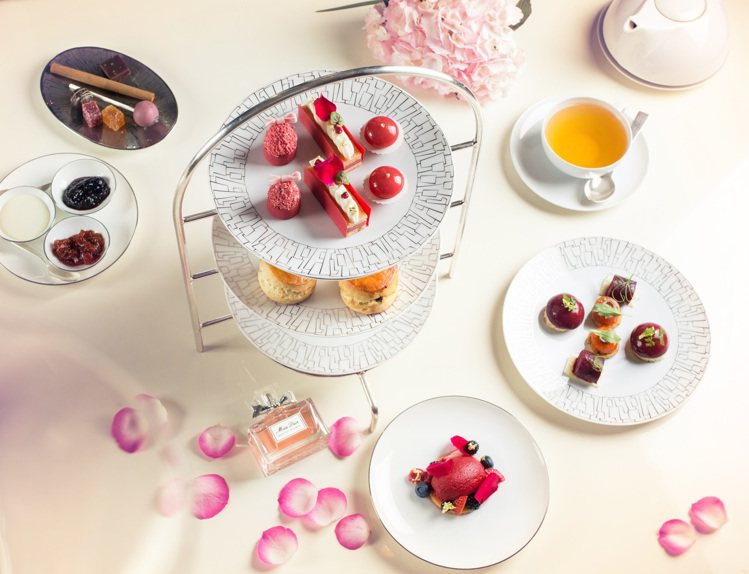 自2016年8月1日至21日推出的Miss Dior 花漾迪奧精萃香氛下午茶，每位1,000+10%元。圖／台北文華東方酒店提供