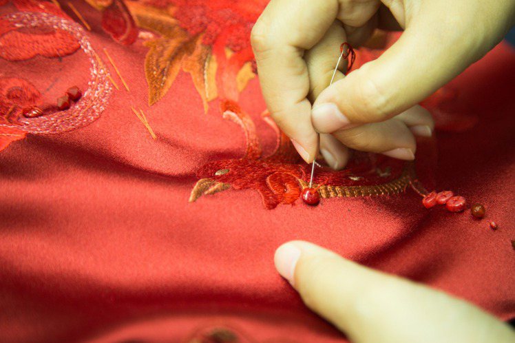 寶石紅禮服運用紅瑪瑙點綴，大器端莊。圖／夏姿提供