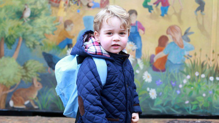 喬治王子背著書包上學去，可愛模樣萌翻天，一襲John Lewis舖棉外套，售價不到台幣兩千元。圖／美聯社