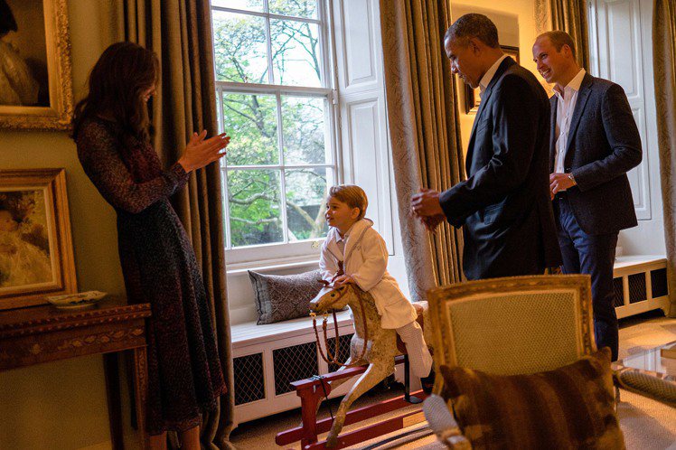 喬治王子穿繡有George的睡袍與美國總統歐巴馬見面。圖／美聯社