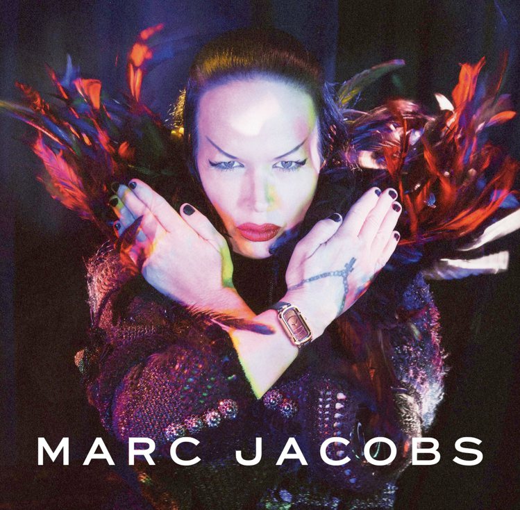 華麗搖滾歌手Kembra Pfahler為Marc Jacobs拍攝腕表形象廣告。圖／Fossil提供