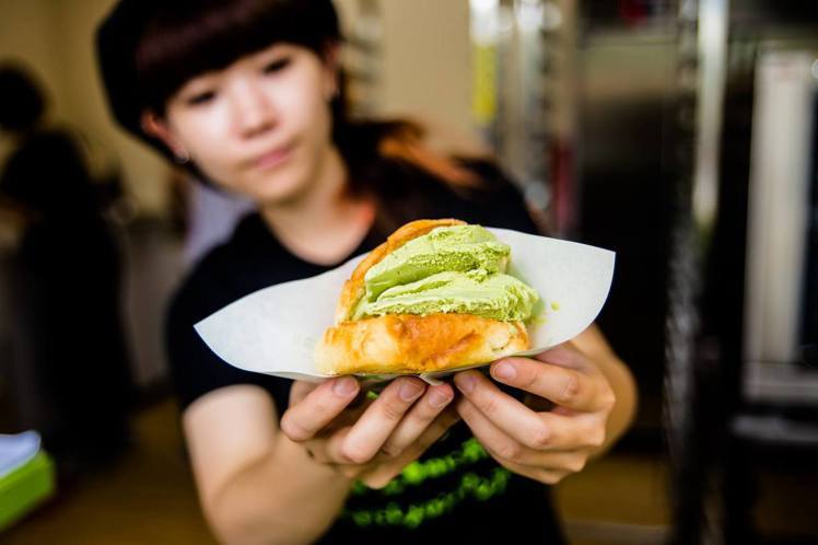 日本排隊名店「世界第二好吃的現烤冰淇淋菠蘿麵包」登台。圖／橘焱國際餐飲集團提供