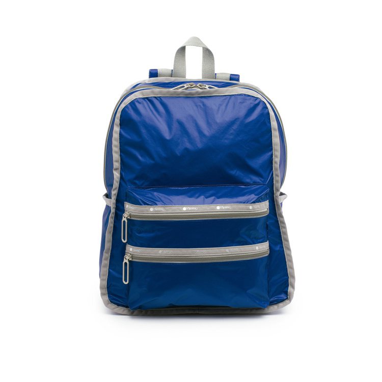 純藍色多功能後背包，6,450元。圖／LeSportsac提供