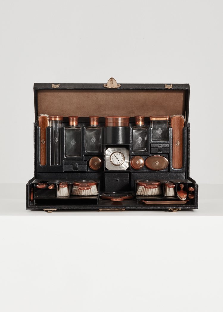 精於製作皮箱的LV，在1920年代也曾製作過梳妝箱，可以妥善放置易碎的香水瓶。LV提供