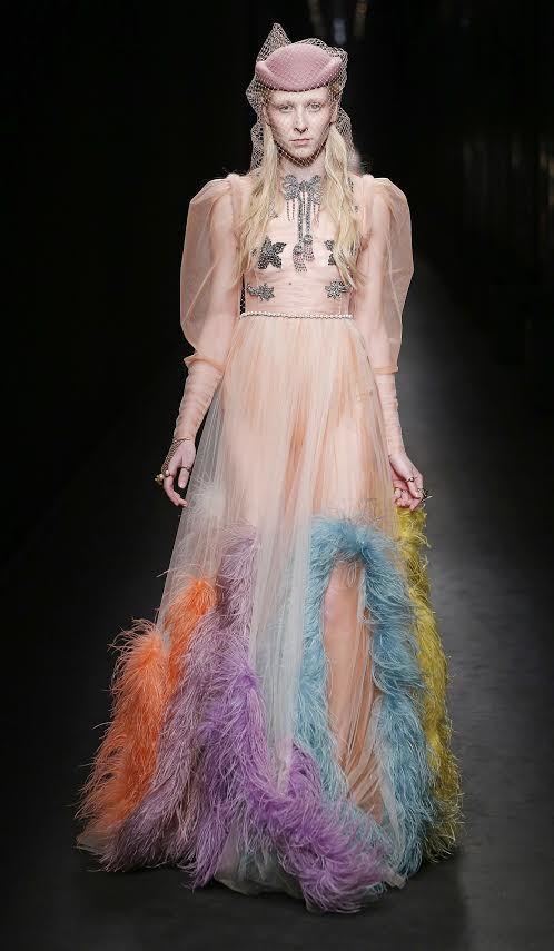 Gucci秋冬也以彩色羽毛裝飾透視薄紗禮服裙擺，讓粉嫩色的服裝除了優雅之外更加調皮可愛。圖／Gucci提供