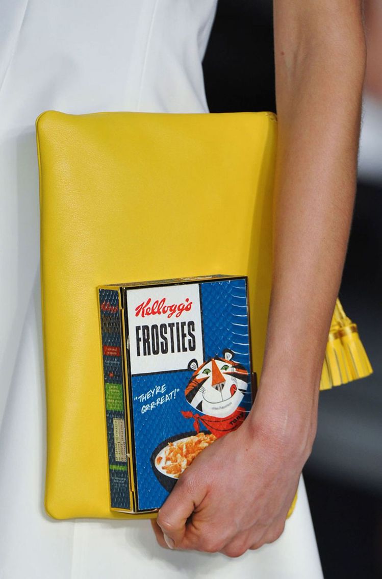Anya Hindmarch曾推出經典玉米片手拿包，約4萬台幣。圖／摘自cerealfix.com