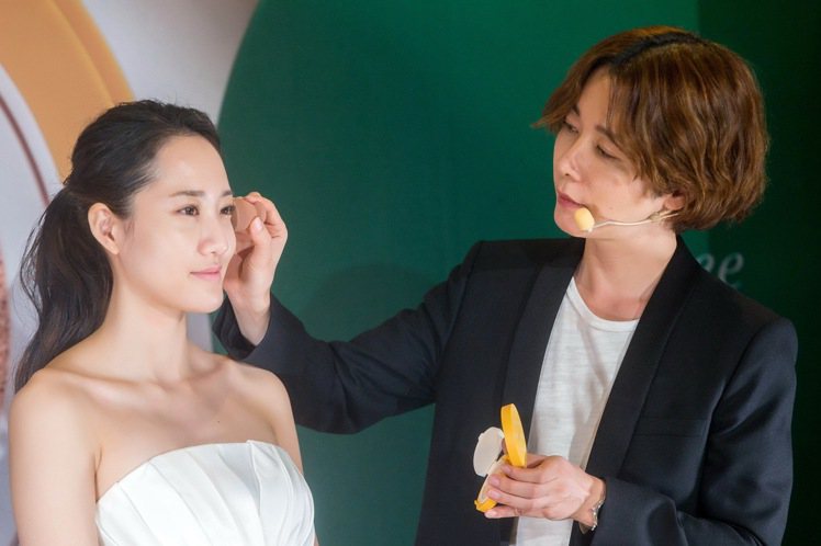韓國明星御用彩妝師朴泰輪示範2016秋冬韓妝的分區氣墊底妝概念。圖／innisfree提供