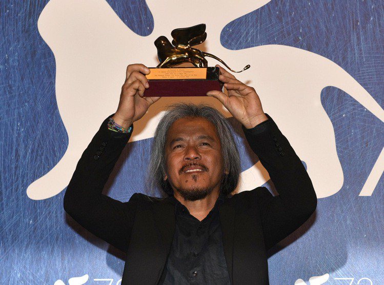 菲律賓導演拉夫狄亞茲以「離開的女人」拿下威尼斯最佳影片金獅獎。圖／美聯社