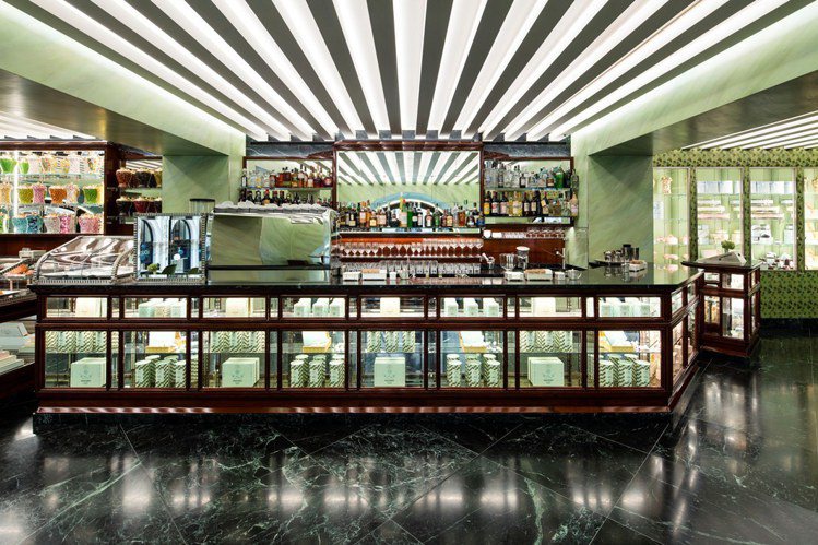 PRADA集團收購的糕餅名店Marchesi，九月選在素有「米蘭的客廳」之稱的艾曼紐二世長廊中開設新店舖。圖／PRADA提供