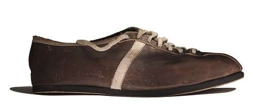 1939年馬拉松跑鞋，以全皮製成，但鞋底換了塑膠鞋底，更加Q彈舒適。圖／adidas提供