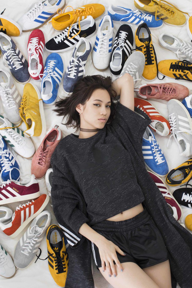 新世代時尚女神水原希子詮釋GAZELLE潮鞋，別具風格。圖／adidas提供