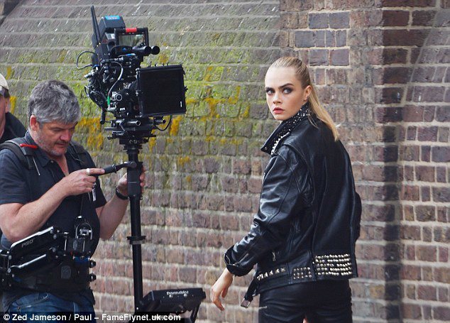 卡拉為英國彩妝品牌RIMMEL拍攝新廣告，扮演超辣女特務，在倫敦街頭狂奔。圖／摘自dailymail