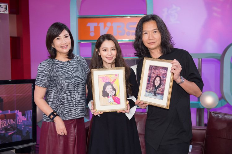 徐若瑄（中）和她姊夫攝影大師蘇益良（右），連袂到「TVBS看板人物」接受方念華訪問。圖／TVBS提供