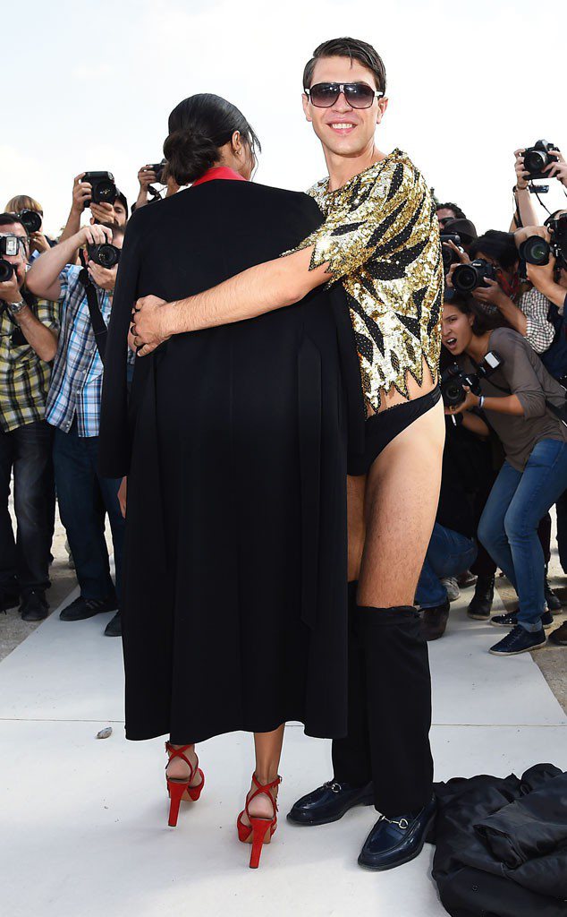 2014年賽迪尤克在Valentino場外穿上丁字褲緊貼女星席亞拉。圖／摘自eonline.com
