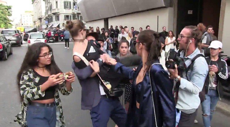 前陣子人氣名模Gigi Hadid在時裝周遭到烏克蘭怪咖記者賽迪尤克（Vitalii Sediuk）當街舉起。圖／摘自TMZ