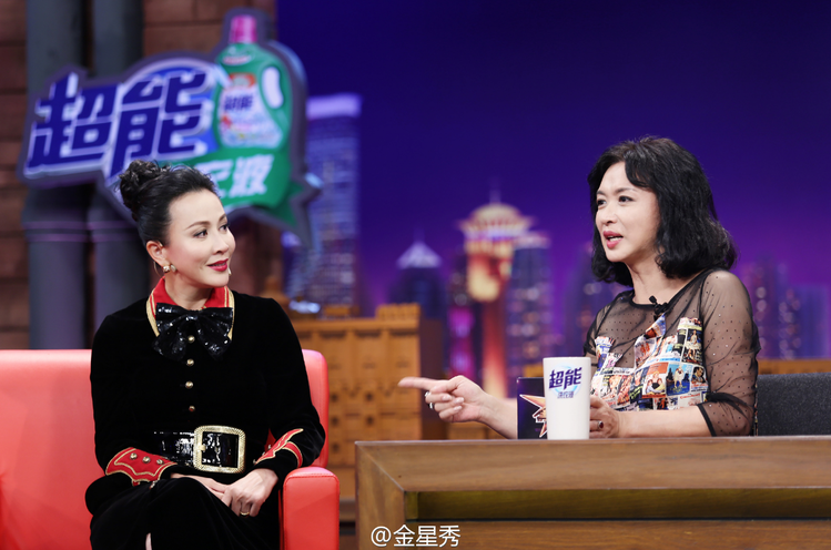 劉嘉玲（左）在談話性節目「金星秀」裡大談往事。圖／摘自微博