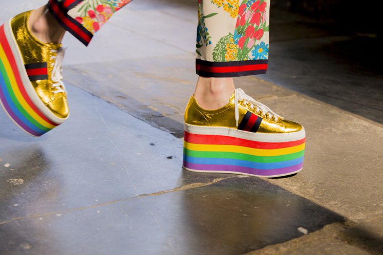 英國辣妹合唱團當年帶起流行的厚底鞋也是Gucci 2017早春系列的設計靈感來源。圖／Gucci提供