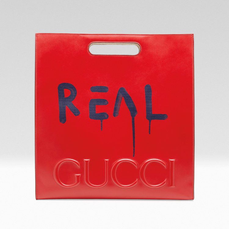 「GucciGhost」系列也推出許多新品，包含紅色的塗鴉托特包， 146,100元。圖／Gucci提供