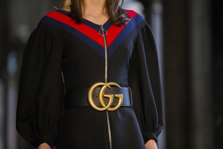 Gucci的雙G兩字logo不斷出現在衣服上，放大的誇張呈現手法特別可愛。圖／Gucci提供