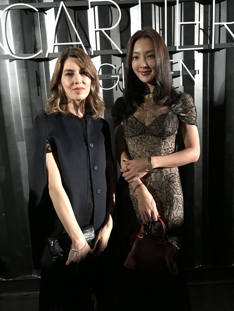 好萊塢導演蘇菲亞柯波拉（左）出席卡地亞在東京舉行的高級珠寶發表晚宴，右為曹格老婆吳速玲。記者祁玲／攝影