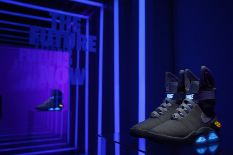 電影「回到未來」中的自動繫帶鞋Nike Mag昨日在香港競標義賣，以81萬港幣 (約330萬台幣)售出。圖／NIKE提供
