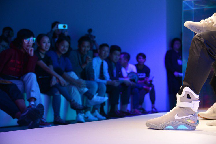 電影「回到未來」中的自動繫帶鞋Nike Mag昨日在香港競標義賣，以81萬港幣 (約330萬台幣)售出。圖／NIKE提供