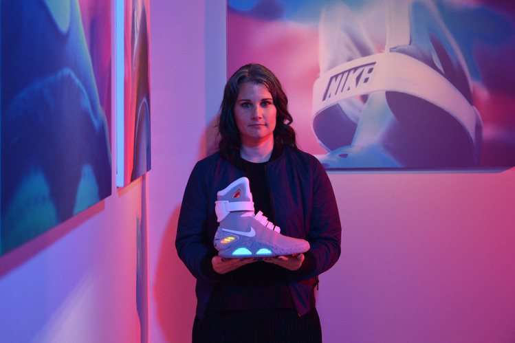 球鞋設計師Tiffany Beers與她設計的自動繫帶鞋Nike Mag。圖／NIKE提供