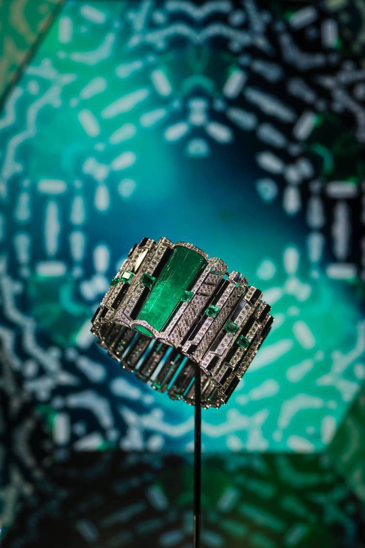 卡地亞在這件Cinetique作品上展現設計的魔法，因為過去很少以凸圓形切割祖母綠來製作手環。約4,470萬元。圖／卡地亞提供