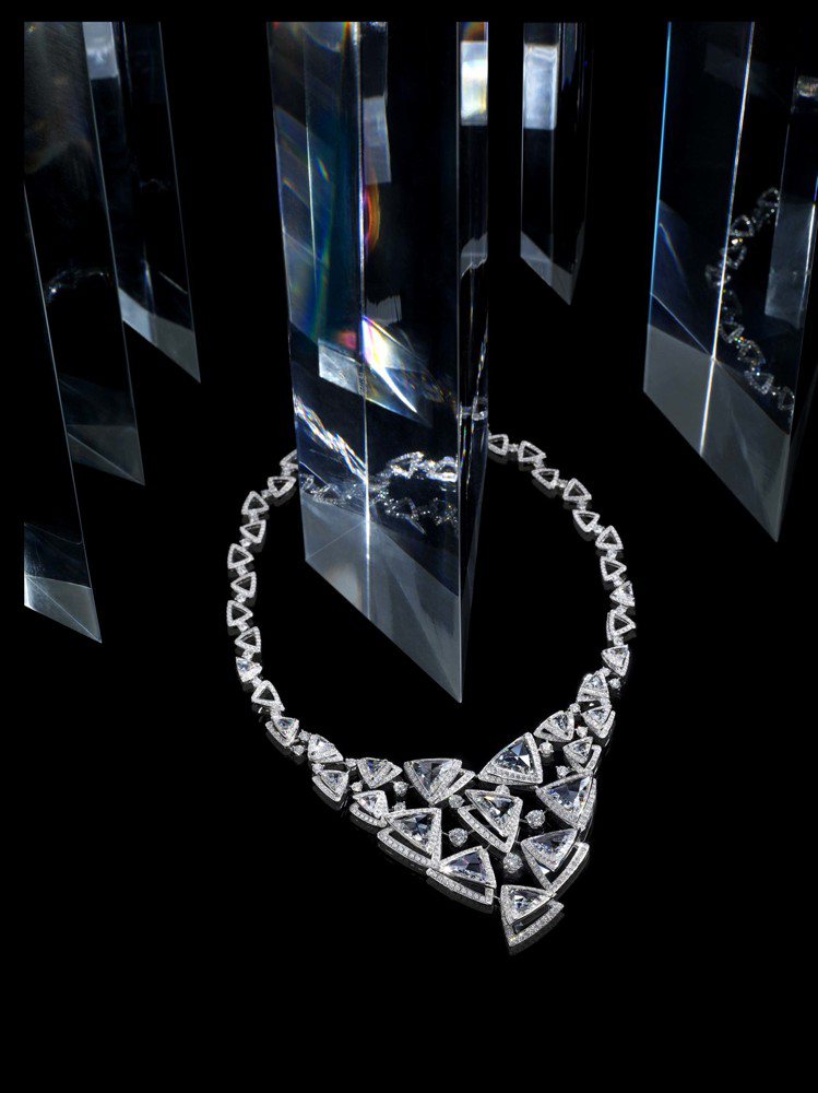 Luminance(亮度)系列鑽石項鍊以大量三角形切割鑽石，折射出閃耀光彩，展現「光的魔法」，約4,670萬元。圖／卡地亞提供