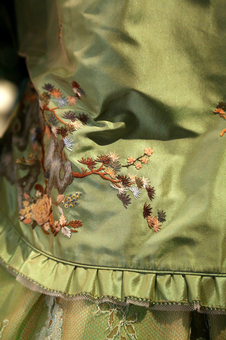 2006年春夏系列的「東方芭蕾女伶」運用參針繡表現湖中小石及松枝的細緻色澤變化。圖／夏姿提供