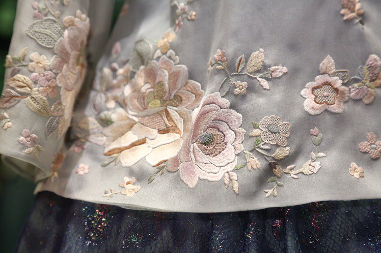 1994年春夏系列的「東方芭蕾女伶」以打籽繡與參針繡勾勒牡丹、玫瑰與芙蓉。圖／夏姿提供