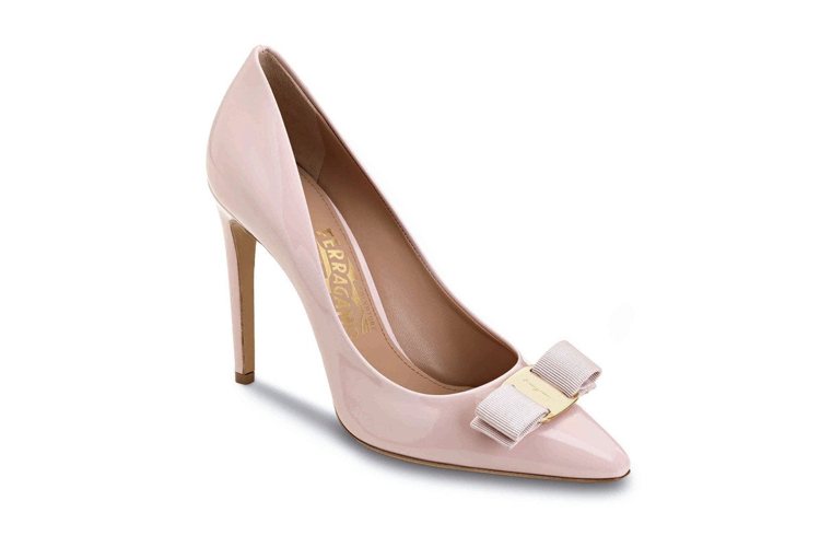 Vara Chic系列粉色漆皮高跟鞋，價格店洽。圖／Ferragamo提供
