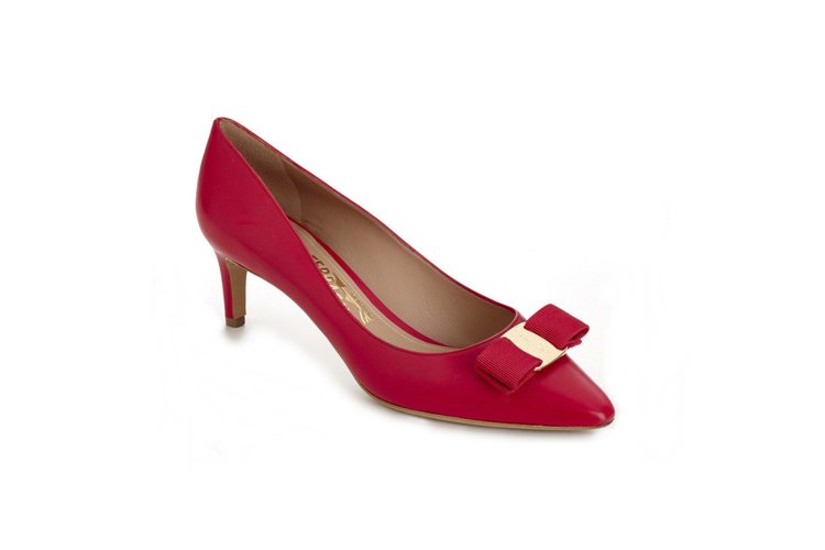 Vara Chic系列紅色牛皮低跟鞋，24,900元。圖／Ferragamo提供