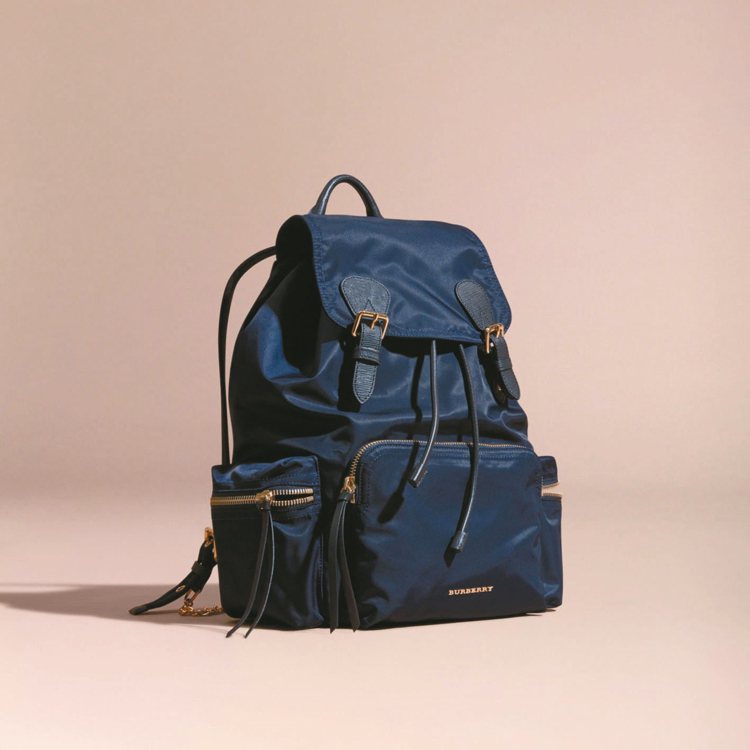Burberry Rucksack深藍色中款後背包，售價 47,000元。 圖／Burberry提供