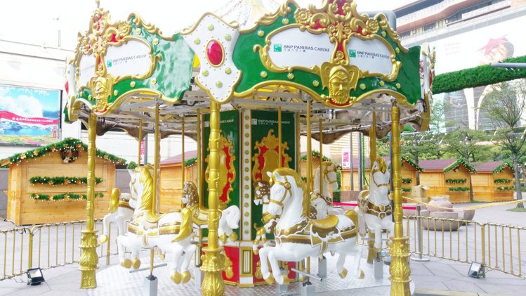 正在施工準備中的台北101法國史特拉斯堡耶誕市集，有童趣的旋轉木馬裝置。記者江佩君／攝影