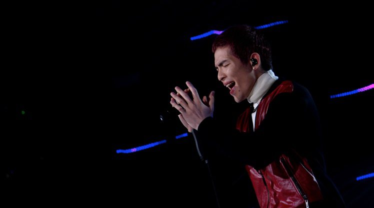 金曲歌王蕭敬騰在「夢想的聲音」節目中表演時身穿夏姿2016秋冬橘紅色羔羊皮針織外套。圖／Shiatzy Chen提供