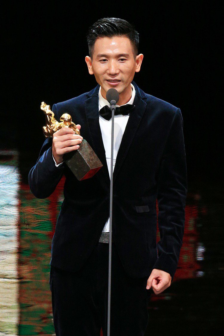趙德胤導演上台領取年度台灣傑出電影工作者獎時，穿著夏姿提供的絲絨晚禮服。圖／本報資料照
