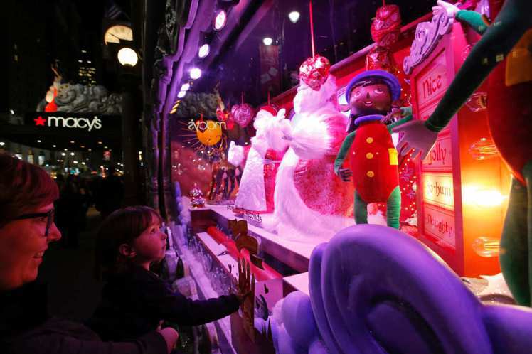 紐約梅西百貨的耶誕櫥窗，詮釋愛、相信、慶祝、相聚、給予和神奇等六大精神。圖／美聯社