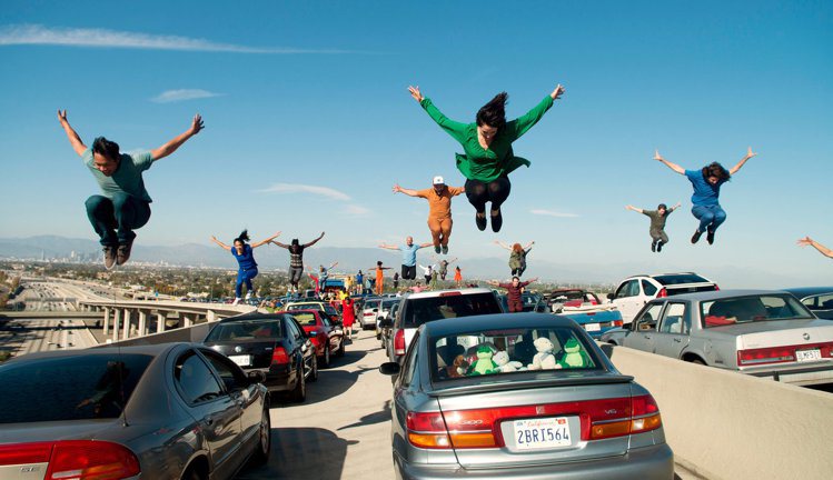 「樂來越愛你」電影一開始的壯觀歌舞場景，出現在洛杉磯101高速公路。圖／摘自theplaylist.net