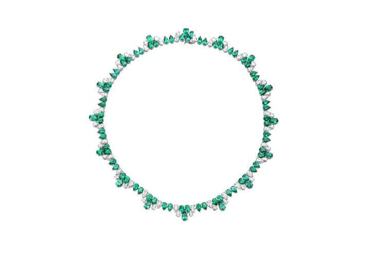 頂級珠寶系列項鍊，18K白金項鍊鑲嵌26.54克拉祖母綠與總重13.74克拉鑽石。1,198萬6,000元。圖／蕭邦提供