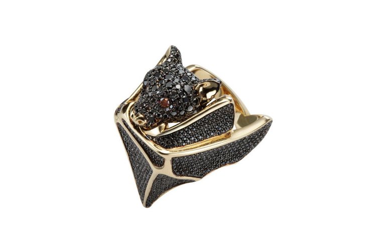 動物世界系列蝙蝠戒指，18K黃金，鑲嵌2.48克拉黑鑽與總重0.07克拉彩色寶石。258萬1,000元。圖／蕭邦提供