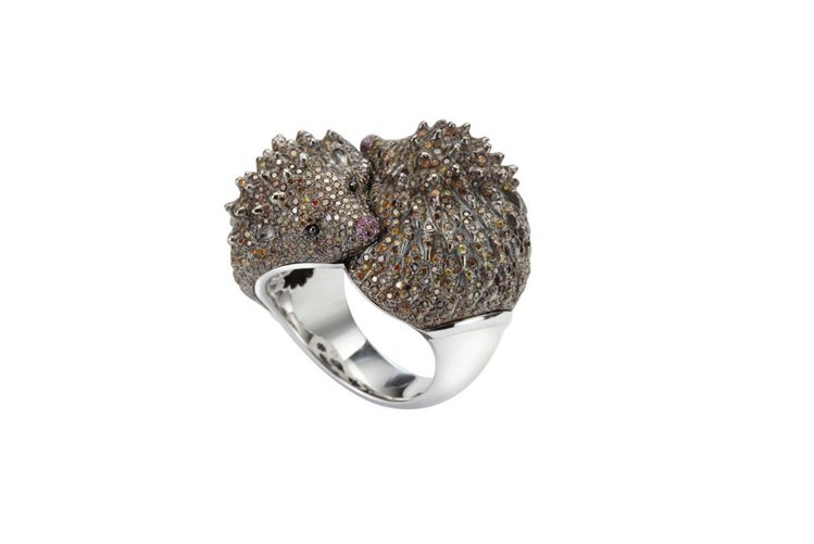 動物世界系列刺蝟戒指，18K白金與鈦合金材質，鑲嵌棕鑽、鎬瑪瑙等。313萬5,000元。圖／蕭邦提供