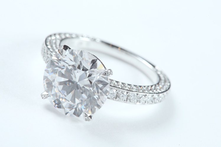 蕭邦此次來台要價最貴者為這枚戒指，主石為5.11克拉、DIF等級的鑽石，5,138萬7,000元。記者陳立凱／攝影